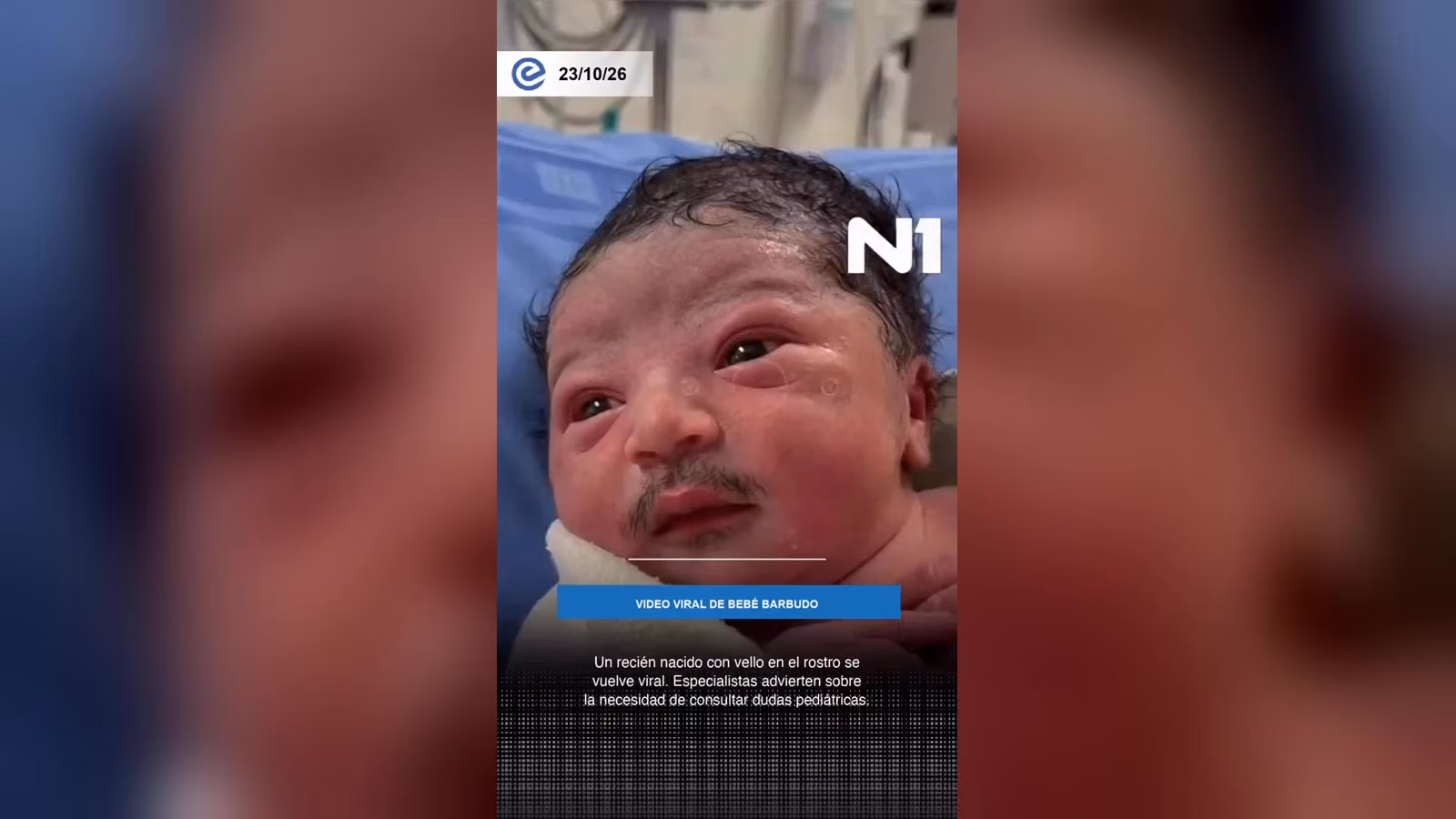 Üst dudağının üzerinde bıyık gibi koyu tüyleri olan yeni doğmuş bir bebek, mavi bir battaniyenin üzerinde yatıyor.