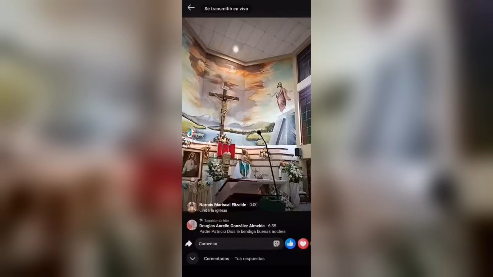 Yeşil ayinlik giyen bir rahip, çarmıha gerilmiş İsa ve duvar resmi önündeki sunakta ayin yönetiyor.