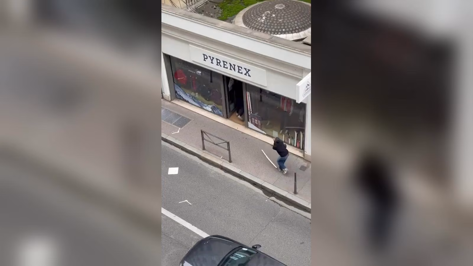 Fransa'daki protestolarda Pyrenex mağazası yağmalandı