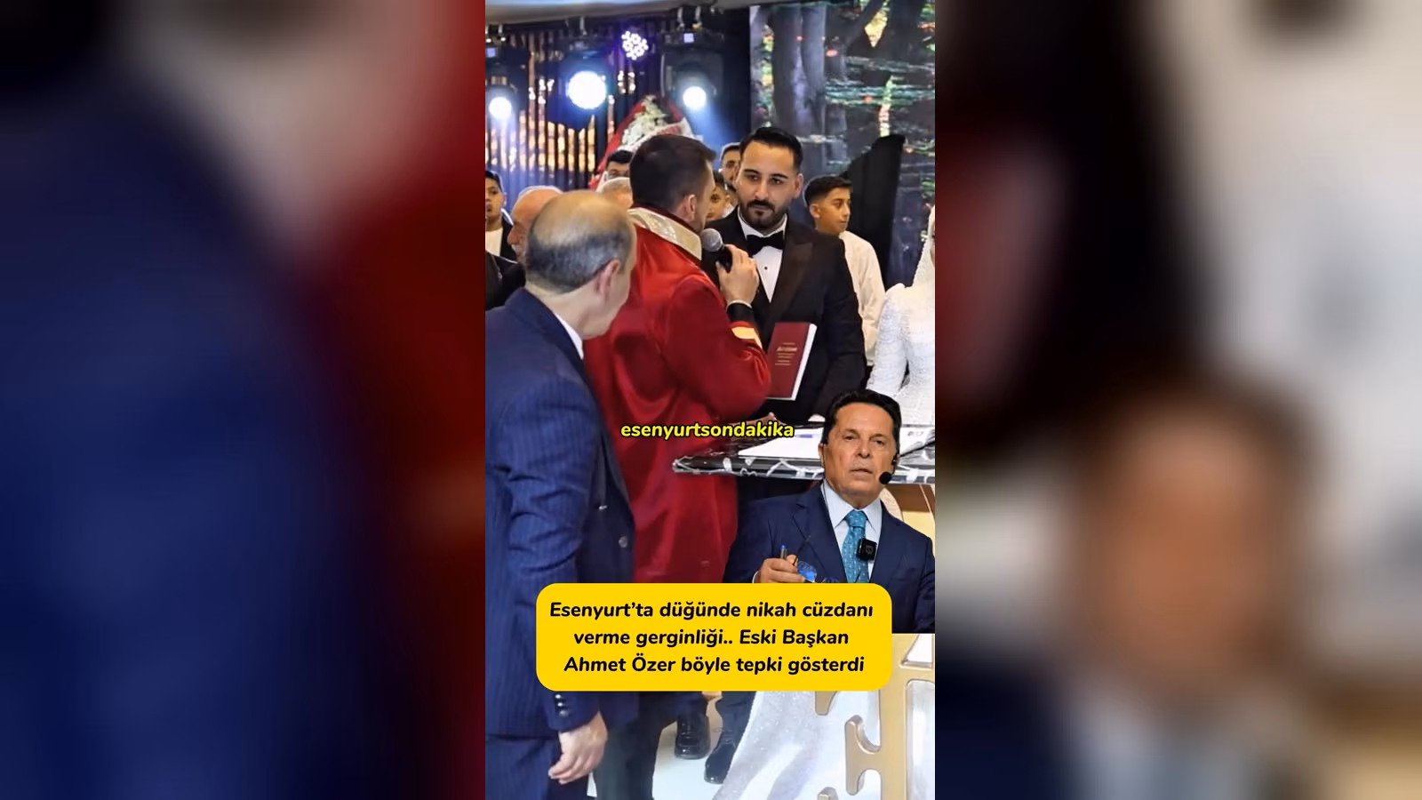 Kırmızı cüppeli nikâh memuru mikrofonla konuşuyor; yanında koyu takımlı bir adam ve kırmızı kitap tutan biri var.