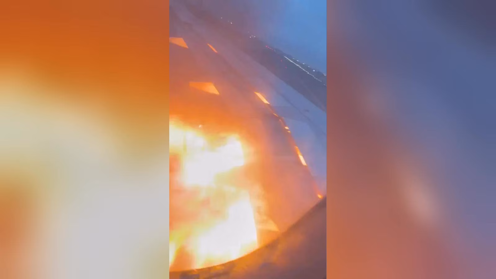 Kanadın yanındaki uçak motorundan büyük alevler yükseliyor, arka planda pist ışıkları görünüyor.