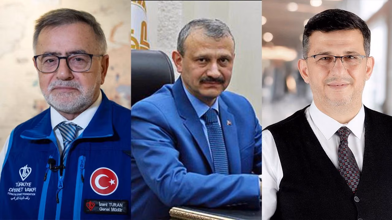 Solda mavi Diyanet Vakfı yeleği giyen gözlüklü adam, ortada bıyıklı mavi takımlı adam, sağda siyah yelekli gözlüklü adam.