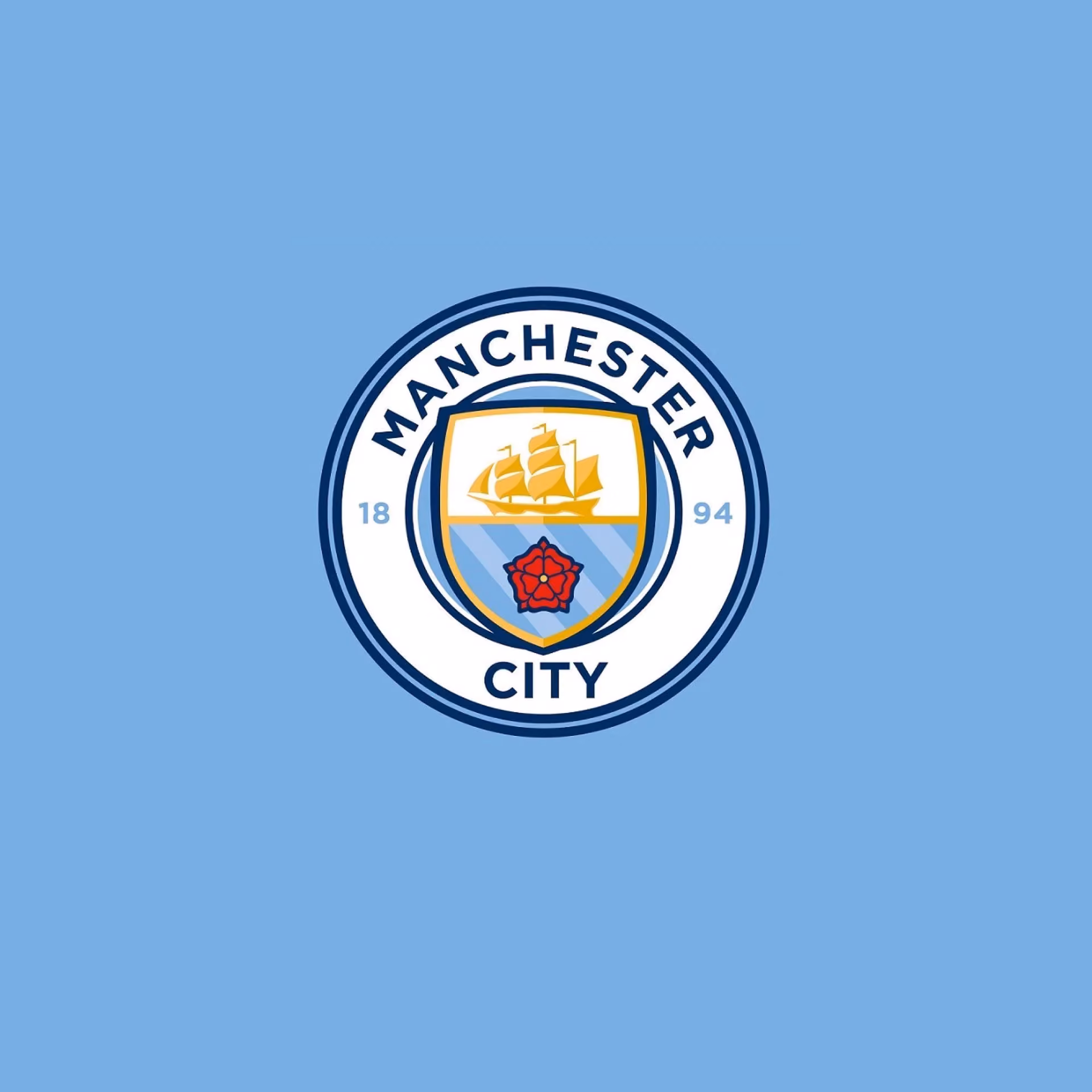Manchester City amblemi: beyaz daire içinde altın gemi ve kırmızı gül figürlü mavi kalkan, açık mavi zeminde.