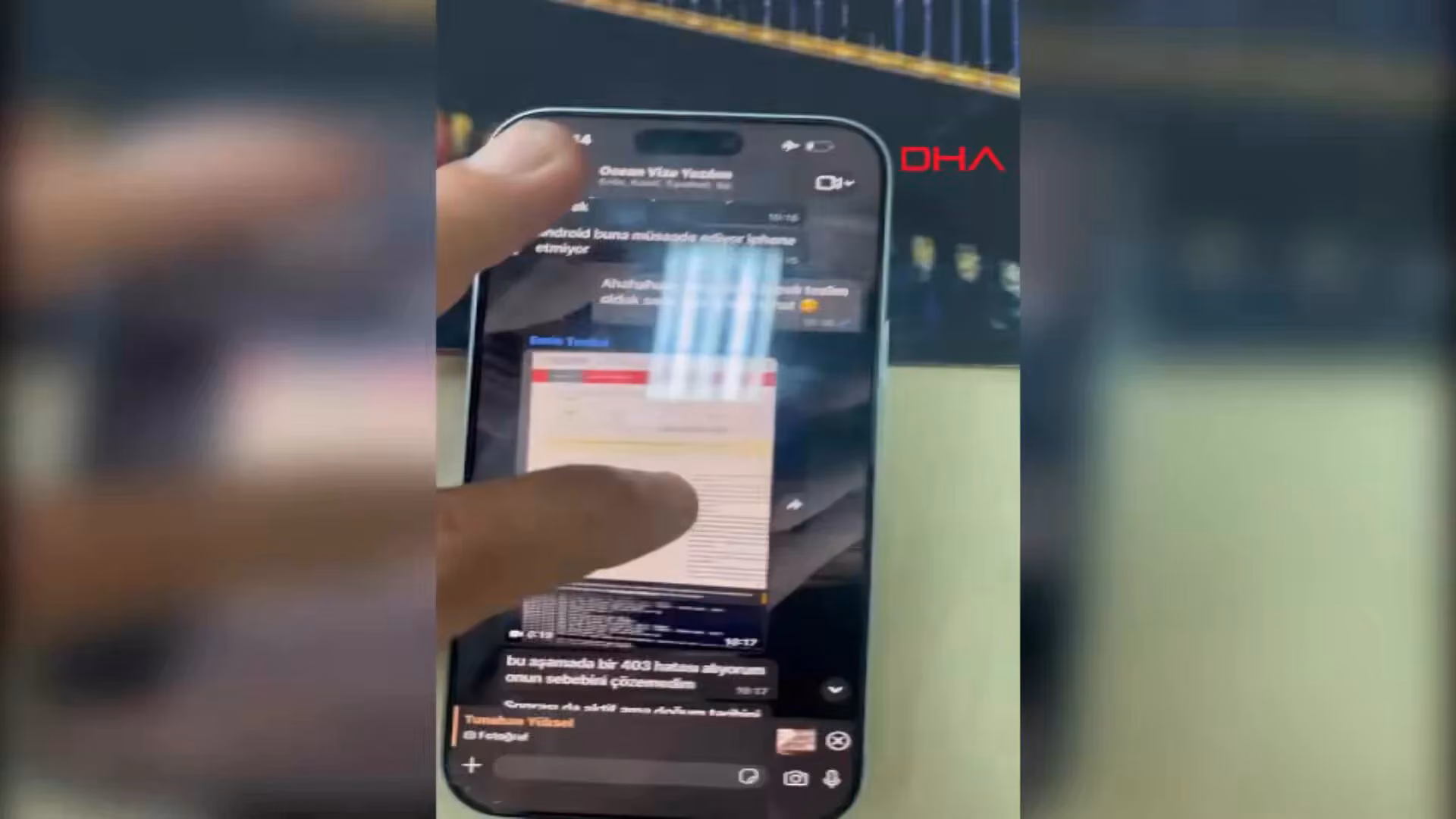 Telefonda mesajlaşma sohbeti ve bir web formunun ekran görüntüsü gösteriliyor; arka planda koyu renk kıyafetli kişiler var.